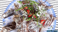Cá chín lấy cá ra cho hỗn hợp vừa xào ở trên lên mặt cá, cho thêm 1 ít hành lá, ớt lên cho đẹp. Cho rau, bún ra đĩa vậy là ok rồi đó các bạn, chiến thôi.
