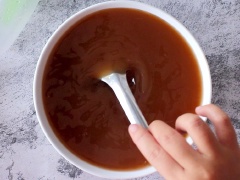 Lọc hỗn hợp vừa nấu sôi qua rây, cho 3 túi trà hương đào vào ngâm khoảng 5-8 phút. Sau đó cho 20ml nước cốt chanh vào khuấy đều, để nước trà đào nguội hoàn toàn.