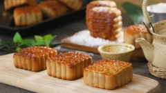 Khi ăn hâm lại bánh trung thu lava trứng muối trong lò vi sóng cho lớp nhân trứng muối tan chảy. Vỏ bánh nướng mềm và không bị khô bao bọc bên trong 2 lớp nhân đậu xanh và nhân trứng muối tan chảy vàng ươm beo béo cực hấp dẫn. Có công thức rồi, triển ngay cho mùa trung thu này thêm đặc biệt và ý nghĩa cả nhà nhé!