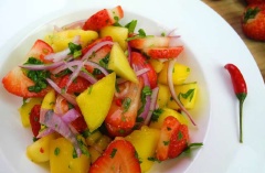 Bày salad ra dĩa và thưởng thức. Salad dâu xoài chua ngọt với hai loại trái cây cực kì giàu vitamin, chất xơ cũng như khoáng chất tốt cho cơ thể và thích hợp cho chị em nào muốn giảm cân đấy. Còn chờ gì mà chúng ta không lưu lại công thức ngay nào.