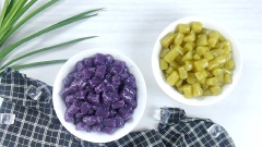 Đun sôi nước, cho từ từ bột đã cắt vào xoong, dùng thìa đảo nhẹ tay cho bột khỏi dính, luộc khoảng 10 phút, khoai nổi lên trên, bột trở trong thì vớt ra để vào tô nước đá, vớt khoai ra để ráo.