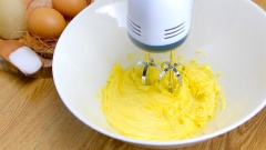 Làm vỏ bánh dứa Đài Loan: Để mềm 175gr bơ lạt ở nhiệt độ phòng. Cho 50gr sữa đặc vào bơ lạt, dùng máy đánh trứng hoặc sử dụng lồng đánh đều cho bơ và sữa đặc hòa quyện. Sau đó thêm vào 1 cái lòng đỏ trứng, tiếp tục đánh đều. Lấy 255gr bột mì chia làm 3 phần, lần lượt rây và trộn đều từng phần bột vào hỗn hợp.