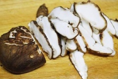 Nấm đông cô ngâm nở, rửa sạch, cắt lát mỏng. Cần nước rửa sạch, phần thân cắt khúc, phần lá cắt nhuyễn.