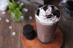 Oreo đá xay với vị ngọt béo của sữa, vị đắng nhẹ đặc trưng của oreo, kem tươi mát lạnh sẽ là món thức uống làm thỏa khẩu vị của bạn những ngày hè nắng nóng. Cách làm oreo đá xay này mang đến hương vị cơ bản nhất của 1 ly đá xay đó, nếu các bạn làm pha chế có thể cho chút syrup caramel, nhánh húng quế đập dập sẽ thơm hơn rất nhiều đó
