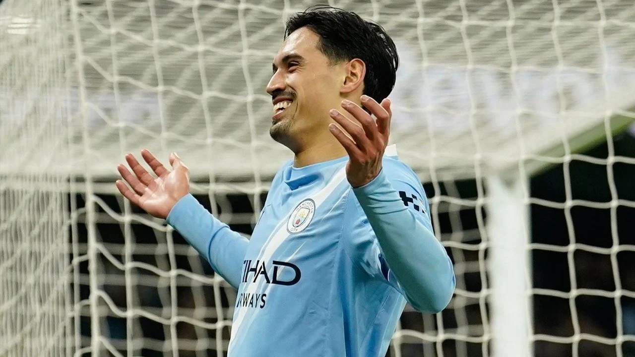 Tijjani Reijnders saat masih berseragam Manchester City di lapangan hijau.