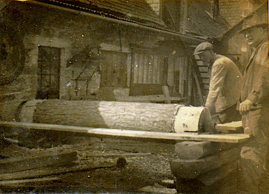 Evan_Paterson_story_Waterwheel_ForStMartinsMill_JamesReidSnrDingwall_PhotoAtBridgendDingwall1920sPerhaps.jpg