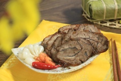 Món thịt bắp bò kho mật mía có màu nâu đậm cánh gián từ mật mía rất đẹp, có vị mặn ngọt thấm trong từng thớ thịt, đặc biệt hương thơm từ quế sả rất hấp dẫn. Không chỉ làm món ăn chính trong ngày tết cùng củ kiệu tôm khô mà còn làm mồi nhậu rất ngon nữa đó. Với cách làm bắp bò kho mật mía này thì Tết bạn hãy kho một nồi lớn cho cả gia đình thưởng thức món siêu nổi tiếng và siêu thơm ngon của miền Trung này nhé.