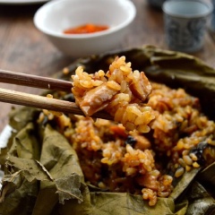 Cuối tuần rảnh rỗi, chị em hãy làm ngay công thức Xôi lá sen thịt gà nấm thơm lừng với từng hạt nếp dẻo mềm, thấm gia vị trộn cùng thịt ức gà, nấm hương giòn sựt. Đặc biệt với lớp lá sen bên ngoài giúp xôi càng thêm ngon. Còn chờ gì mà chúng ta không lưu lại công thức ngay nào.