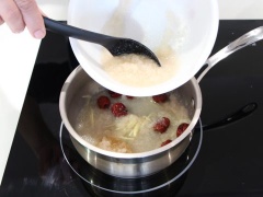Táo đỏ rửa sạch, ngâm trong nước khoảng 15 phút. Quả lê gọt vỏ, bào nhỏ trong 1 cái tô. Xắt nhỏ gừng. Cho gừng xắt nhỏ và táo đỏ đã ngâm vào 1 cái nồi nhỏ, thêm đường phèn, phần xác và nước của quả lê đã bào nhỏ vào.