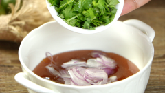 Cho hành tím thái mỏng, ngò rí thái nhỏ, ớt băm và nước cốt 2 trái tắc vào và trộn đều đến khi hỗn hợp mắm hòa quyện.