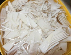 Đem ngâm măng trong nước muối khoảng 2 giờ, thỉnh thoảng thay nước ngâm rồi vớt măng ra vắt thật ráo vì nếu măng còn ướt sẽ khiến măng nhanh bị đóng màng dễ hư. Tiếp đó cho 2 lít nước ấm vào hũ, thêm 3 muỗng cà phê muối, 1/2 muỗng cà phê đường, cho tỏi ớt vào và cho 2 muỗng cà phê giấm gạo vào tạo độ chua ngọt.