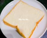 Cho chảo lên bếp rồi cho lát bánh mì sandwich lên chảo áp chảo cho vàng 2 mặt rồi cho ra đĩa.