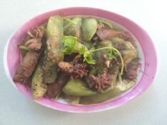 Dọn cơm thôi cả nhà ơi! Bày mướp xào lòng gà ra dĩa, trang trí thêm ít tiêu và hành lá cho đẹp mắt. Mướp xào lòng gà hứa hẹn sẽ rất đưa cơm đấy nhé. Chúc cả nhà thành công.