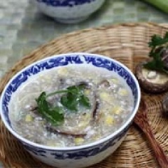 Đợi sôi cho lòng trắng trứng chín, tắt bếp, rắc tí tiêu lên bề mặt. Múc ra chén thêm vài giọt dầu mè, rắc ít ngò gai lên.