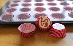 Làm nóng lò nướng ở nhiệt độ 350 độ F, lót các khuôn giấy vào khuôn cupcake. Làm tan chảy 70g bơ và chocolate trong lò vi sóng khoảng 2 phút hoặc cho đến khi bơ tan chảy. Khuấy đều cho đến khi chocolate tan chảy hoàn toàn.