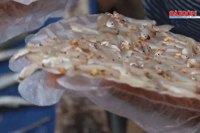 Nghề làm bánh tráng cá cơm của ngư dân làng chài trên núi - Báo Sài Gòn Giải Phóng