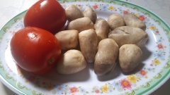 Bánh canh các bạn có thể dễ dàng mua sẵn ở ngoài chợ hoặc trong siêu thị. Nấm rơm, cà chua và hành lá, ngò rí rửa sạch, để ráo nước.