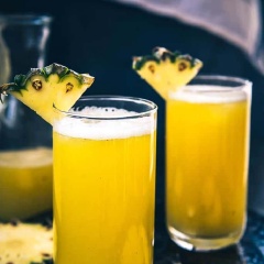Rót nước thơm ra ly và thưởng thức, bạn có thể cho thêm đá nếu thích nè. Nước ép thơm có vị ngọt tự nhiên, lại hơi chua nên uống rất ngon. Đặc biệt loại nước ép này chứa lượng vitamin C vô cùng dồi dào nên bạn hãy uống nó thường xuyên để có một làn da và sức khỏe thật tốt nhé.
