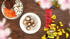 Chuẩn bị đầy đủ các nguyên liệu cho phần thịt đông. 50gr nấm đông cô lấy khoảng 6 cái đem đi tỉa hoa, sau đó ngâm với nước muối loãng để khử mùi rồi đem luộc chín, phần còn lại đem cắt lát mỏng. Nấm mèo ngâm nở, lấy 50gr đem cắt sợi nhỏ. 80gr cà rốt tỉa hoa, thái lát mỏng.