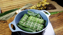 Luộc bánh: Cho bánh vào một cái nồi lớn, luộc ngập nước trong khoảng 2,5 đến 3 tiếng đồng hồ là bánh chín. Lấy bánh ra khỏi nồi, xả dưới vòi nước lạnh rồi treo lên cho bánh ráo.