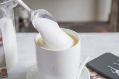 Cho Latte Khoai Lang đã xay mịn vào ly, múc bọt sữa vừa đánh xong lên trên. Rắc thêm ít bột quế để tăng hương vị. Vậy là đã hoàn thành. Hãy thưởng thức khi em nó còn nóng ấm nha.
