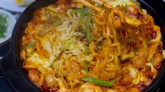 Mì cay phô mai dai dai nóng hổi trộn lẫn với thịt gà và kim chi chua cay đậm đà, phủ đầy những lớp phô mai béo ngậy đích thị là món ăn hấp dẫn mà bạn phải thử qua một lần. Những ngày trời mưa lạnh mà có một chảo mì gà cay phủ phô mai bốc khói nghi ngút này thì cứ phải gọi là hạnh phúc nhất trần đời.