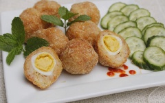 Bày ra đĩa. Dùng kèm với tương ớt và dưa leo.