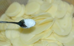 Xóc đều khoai tây với 1 muỗng cà phê muối.