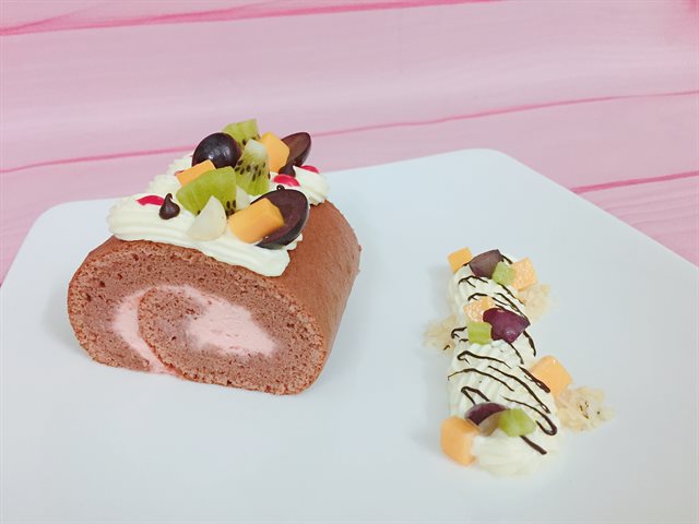 Bánh Choco Cuộn Kem Dâu