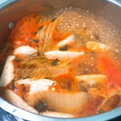 Cho cải thìa vào, cho mì gói vào, tắt bếp. Cho chảo lên bếp, cho dầu ăn vào chảo, cho 1 quả trứng vịt ốp la.