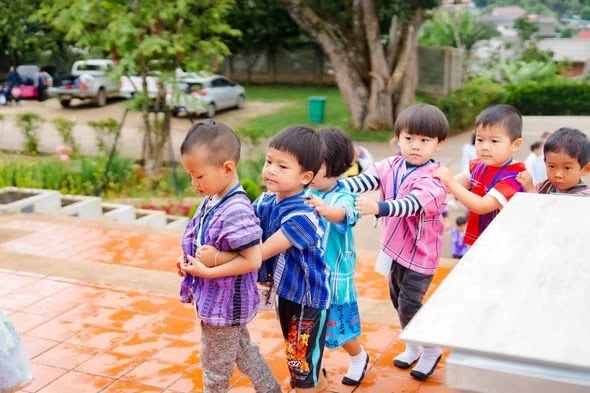 ภาพประกอบ ข่าวเกี่ยวกับนักเรียนตอนนี้มาแรง….เทศบาลตำบลบ่อหลวง โดยการนำของนายกเทศมนตรีประนอม  หล้าจู  ได้นำนักเรียนอนุบาล 9 โรงเรียน ในเขตตำบลบ่อหลวง มาทำกิจกรรมที่วัดบ้านขุน พระภิกษุ และพี่เ