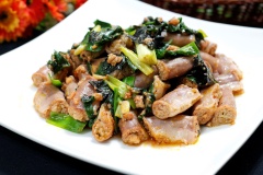 Cho lòng non xào lá lốt ra đĩa dùng nóng rất ngon. Lòng non xào lá lốt với hương lá lốt thơm lừng thấm vào từng miếng lòng non heo dai dai, béo béo rất hấp dẫn. Món này ăn chơi hay làm mồi nhấm bia rượu là hết sẩy luôn nhé!