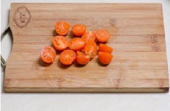 Kiwi gọt vỏ, cắt miếng vuông, nhỏ. Cà chua bi rửa sạch, cắt làm đôi như hình bên.