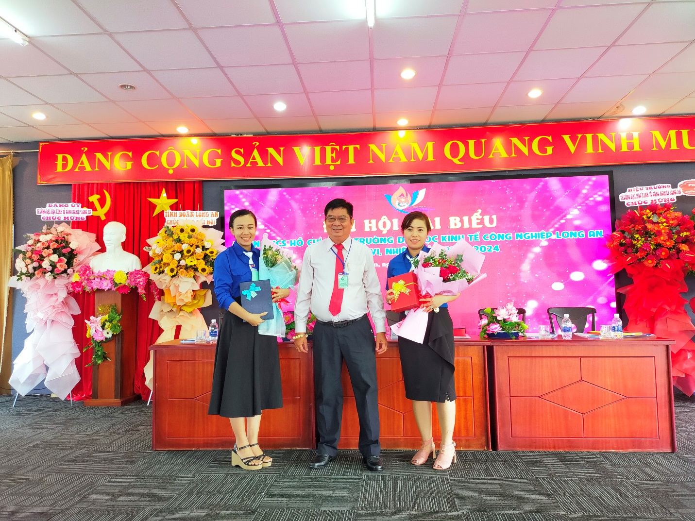 GS.TS Trương Quang Vinh tặng quà cho Bí thư nhiệm kỳ 2020-2022 và Tân Bí thư nhiệm kỳ 2022-2024