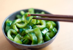 Giờ chỉ việc thưởng thức salad dưa leo luôn hoặc để dành trong tủ lạnh một vài ngày.