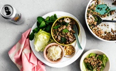 Cho Larb thịt heo băm kiểu Thái ra tô và thưởng thức cùng rau xà lách, cơm nếp. Nếu không dùng với cơm nếp, bạn có thể ăn cùng bánh tráng hay bún nhé. Không mất nhiều thời gian là ta đã có ngay món đặc trưng của ẩm thực Thái rồi.