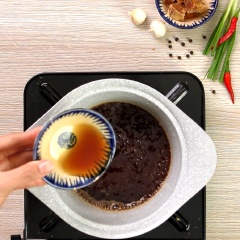 Cho 90gr đường thốt nốt vào nồi đang nóng trên bếp đến khi ta hết đường, cho tiếp 100ml nước lọc, 2.5 muỗng canh nước mắm vào, nêm nếm sao cho có vị mặn ngọt hòa quyện thơm ngon là được.