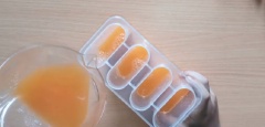 Cam chọn những trái cam tươi, nặng và mộng nước. Cắt đôi theo chiều ngang mỗi trái cam rồi vắt lấy nước cốt cam, lượt bỏ hạt. Sau đó thêm vào muỗi và đường cho vừa khẩu vị, khuấy tan đều. Rót kem ra khuôn làm kem que cho vào ngăn đông tủ lạnh khoảng 4-5 tiếng là được.