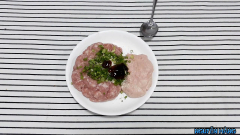 Hành lá làm sạch, xắt nhỏ. Ướp thịt nhé: thịt xay, giò sống, 1 muỗng cà phê tiêu, 1 muỗng cà phê hạt nêm, hành lá xắt nhuyễn, 1.5 muỗng cà phê dầu hào, rồi mình sẽ dùng tay để trộn đều gia vị lên, để 15 phút cho gia vị thấm.