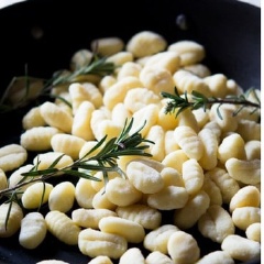 Đun nóng dầu olive trong chảo, cho gnocchi khoai tây vào và đảo đều, sau đó cho lá rosemary tươi vào chiên đến khi gnocchi vàng nâu khoảng 8 - 10 phút. Nêm chút muối và tiêu cho đậm đà hương vị là xong rồi nhé.