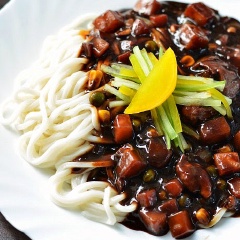 Mì đem luộc chín sơ với nước sôi rồi chia đều ra từng đĩa, múc hỗn hợp sốt tương đen dội lên trên. Khi ăn nhớ trộn đều lên là được.