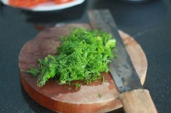 Cá thác lác làm sạch, róc lấy thịt, xay nhuyễn. Thì là rửa sạch, cắt nhỏ như hình bên.