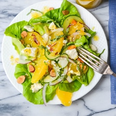 Cho phô mai cùng hạnh nhân nướng thái lát vào tô, rưới nước sốt vào rồi trộn đều lên là hoàn thành. Salad cam xà lách dùng các nguyên liệu từ rau củ vừa thanh mát, bổ dưỡng, lại còn đảm bảo cung cấp đủ lượng xơ cần thiết cho cơ thể.