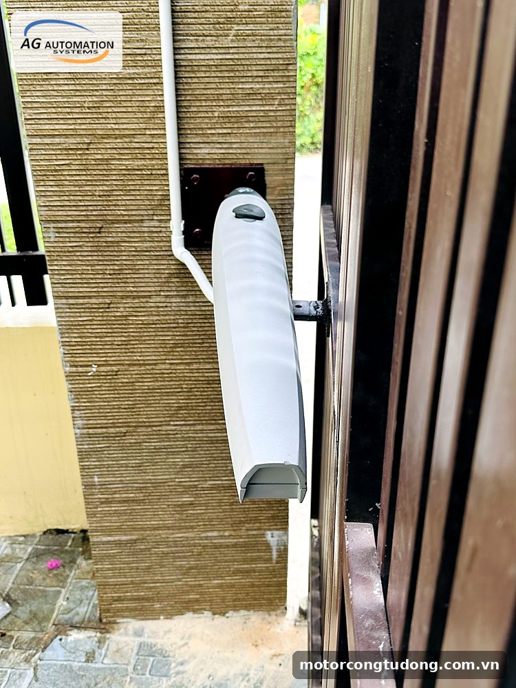 Motor tay đòn bắt trên trụ ốp đá hẹp, cánh cổng nan dọc