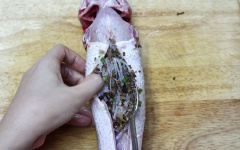 Nhồi hỗn hợp nấm mèo, miến vào bên trong con cá. Dùng kim chỉ may lại cho cố định.