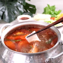 Khi ăn bắt nồi lẩu lên bếp cồn cho sôi trở lại, cho tôm, mực, đậu hủ vào nấu chín, rồi ăn tới đâu nhúng rau và nấm ăn kèm tới đó tới đó. ( Có thể thêm vào nồi lẩu ít sa tế để tăng vị cay kích thích vị giác hơn).