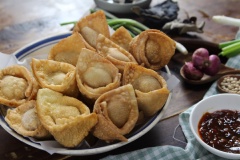Bày trí hoành thánh ra đĩa và thưởng thức. Hoành thánh chiên nên ăn nóng, chấm kèm sốt tương, nước chấm tỏi ớt hoặc nước tương thôi cũng ngon. Chúc bạn ngon miệng với món hoành thánh chiên giòn rụm nhé!