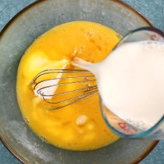 Làm flan trứng: Đổ tiếp, 400ml sữa tươi, 200ml whipping cream, 5gr bột rau câu đã ngâm nở với nước, rồi tiếp tục khuấy tan. Sau đó, lược hỗn hợp qua rây cho mịn, đun ấm hỗn hợp khoảng 50 độ. Sau đó, đổ phần rau câu lá dứa đã cắt vào, rồi đổ hỗn hợp vào đầy bên trong trái dừa.