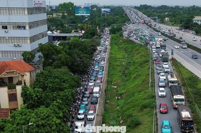 Dòng xe nghẹt thở trở lại Hà Nội sau kỳ nghỉ lễ, cầu Thanh Trì ùn dài 5 km - Báo Tiền Phong