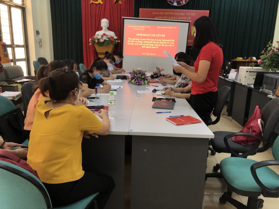 Chi bộ Khoa Kinh tế tổ chức sinh hoạt chuyên đề "Các nội dung về phát triển kinh tế trong nghị quyết Đại hội XIII của Đảng, Nghị quyết Đại hội Đảng bộ các tỉnh Tây Bắc và đề xuất giải pháp trong công tác đào tạo, nghiên cứu khoa học khối ngành kinh tế"